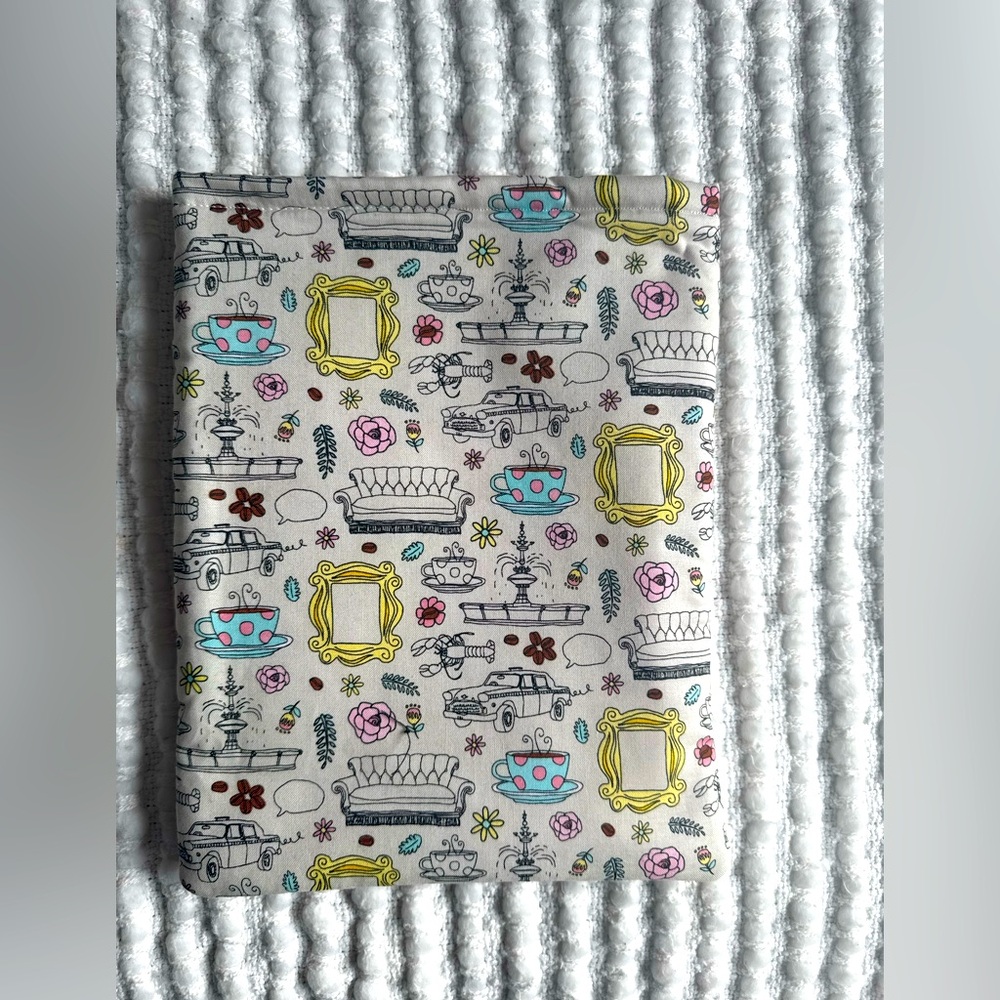 Friends book sleeve! Cute reading accessory for fans of the TV show Friends